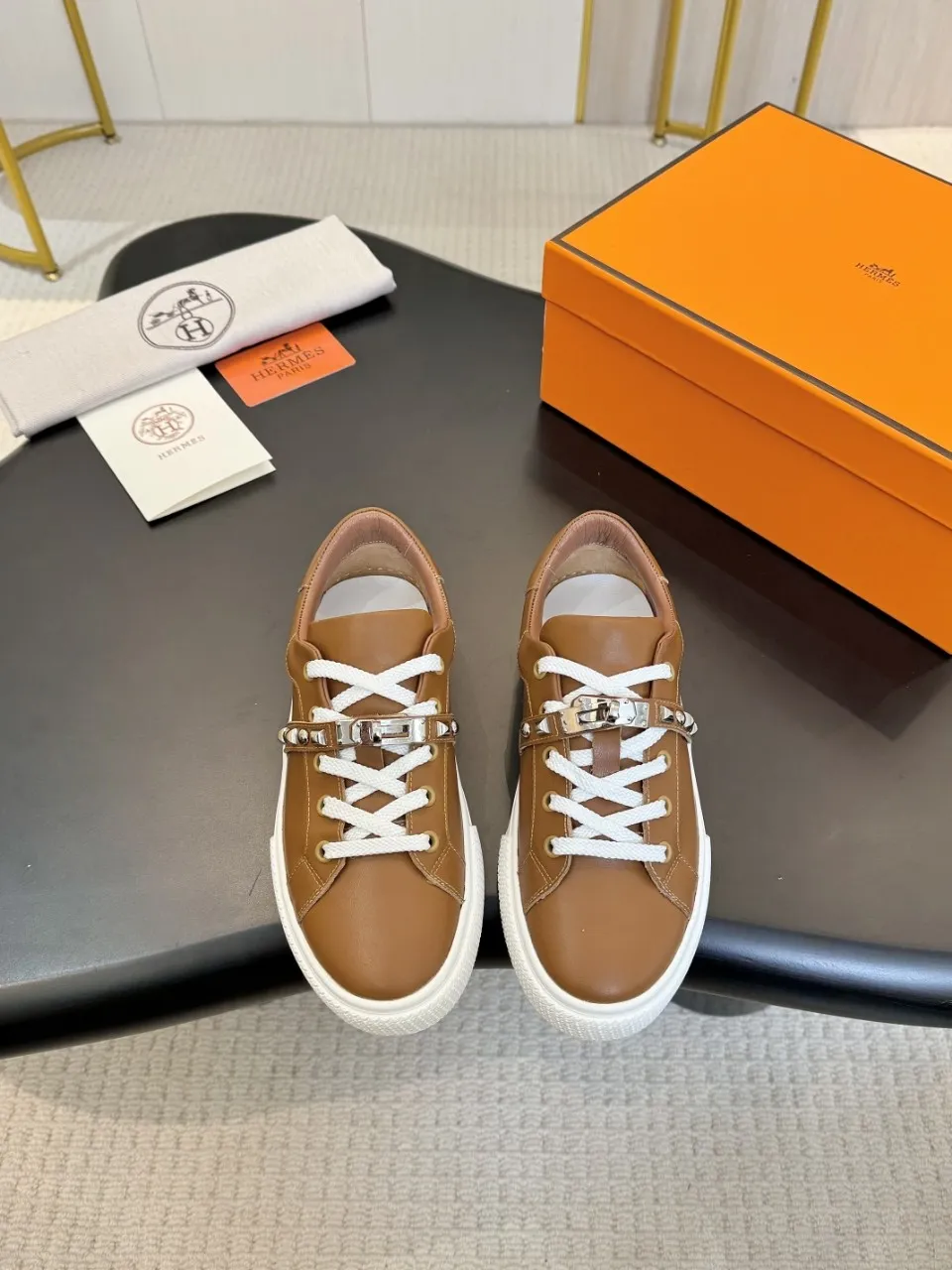 Men's Men's Shoes💰620❤️❤️❤️HERMES 2021 latest Kelly buckle white sneakers are online! The highest version on the market! Purchasing level quality! The H family rarely produces flat casual shoes, and they are styled with classic palladium-plated Kelly shoe buckles! Create a fashionable urban look that perfectly embodies the noble and elegant style of Hermès! Material selection: Fabric imported cowhide, lining + foot pads imported sheepskin, original molded TPU outsole, heavy gold molded kelly buckle full of texture Size: Female: 35-41 (41 is not returnable) Male: 39-45 (45 is not returnable)